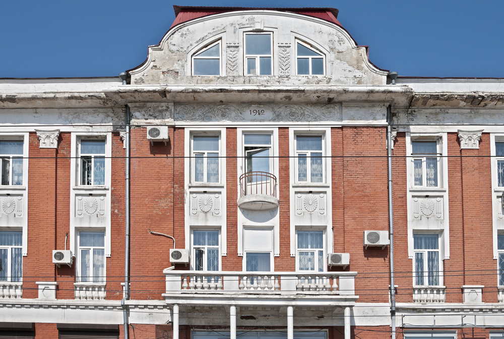 Historické budovy v Praze se v létě rychle přehřívají. Zjistěte, jak vybrat klimatizaci do nich a zajistit si komfort i během tropických nocí.