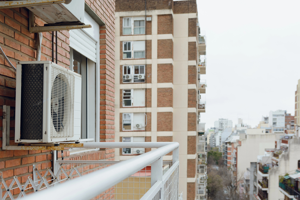 Paneláky v Praze se v létě rychle přehřívají. Zjistěte, jak vybrat klimatizaci do bytů a zajistit si komfort i během tropických nocí.