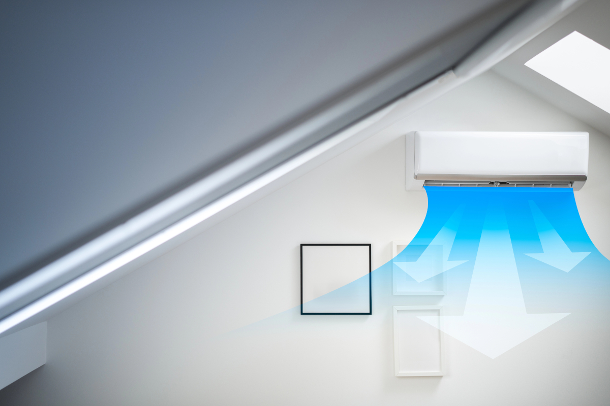 Podkrovní byty v Praze se v létě rychle přehřívají. Zjistěte, jak vybrat klimatizaci do podkroví a zajistit si komfort i během tropických nocí.